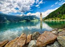 It is considered one of the largest lakes in the p It is considered one of the largest lakes in the province as it has a capacity of 120 million cubic meters. Also, its surface area is 6.6 sq.km, which